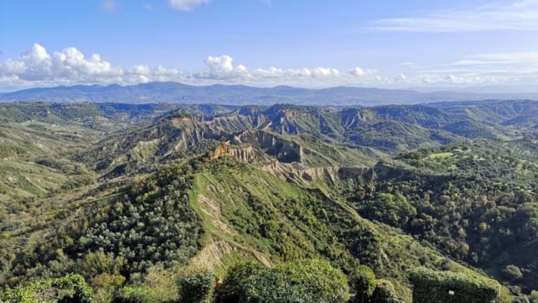 La ciudad se encuentra en los calanchi, o tierras baldías, del valle del Tíber