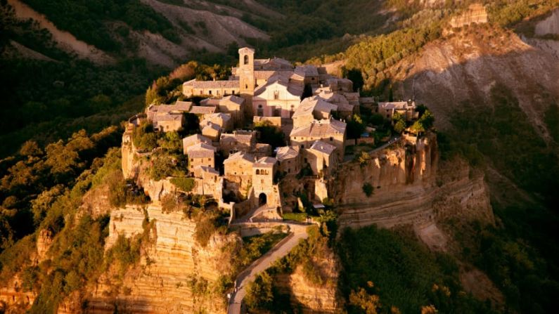 Tierra precaria: Civita fue una vez una ciudad mucho más grande, pero la erosión a lo largo de los siglos ha visto colapsar secciones enteras. Andrea Rescigno/Alamy