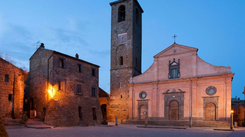 Para quién doblan las campanas: el pueblo tiene solo una calle principal, una plaza y una pequeña iglesia. Elio Lombardo/Alamy