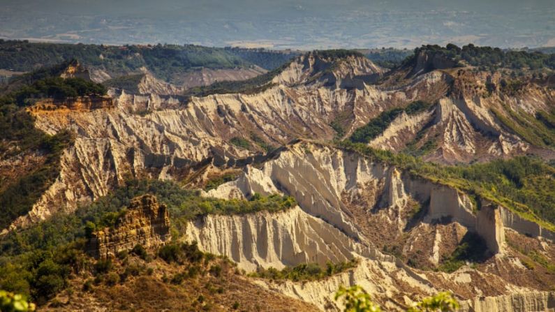 Tierras malas: los 'calanchi' o tierras baldías del Valle del Tíber se están erosionando constantemente. Civita se sienta en uno de estos acantilados. Gimmi/REDA&CO/Universal Images Group/Getty Images