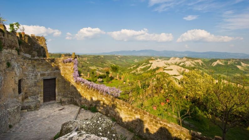 Calles con vista: los etruscos primero trazaron las calles de Civita, antes de la época romana. / Alamy