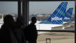 CNNE 760475 - breves economicas- jetblue aumenta precios de equipaje