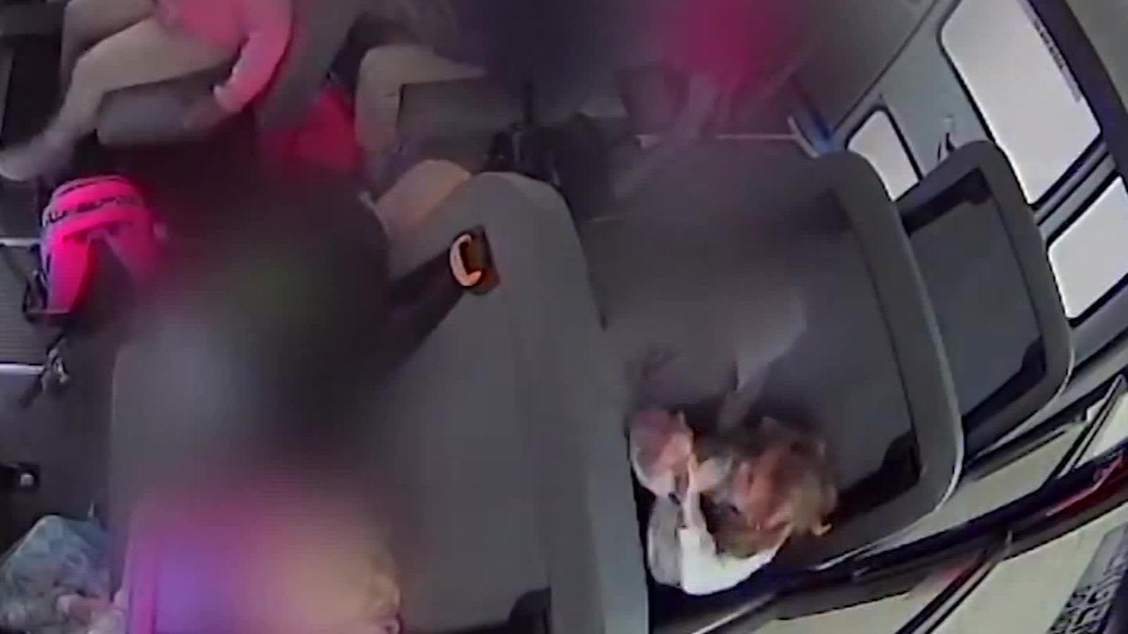 Video capta acoso escolar contra niña de cinco años dentro del autobús de  un colegio en Dallas