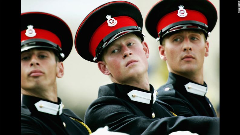 Enrique participa en un desfile militar de la Royal Military Academy en Sandhurst, Inglaterra, en 2005. Getty Images