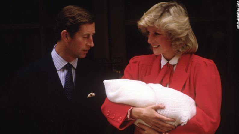 El príncipe Carlos y la princesa Diana cargan su recién nacido, Enrique, el 16 de septiembre de 1984. David Levenson/Getty Images