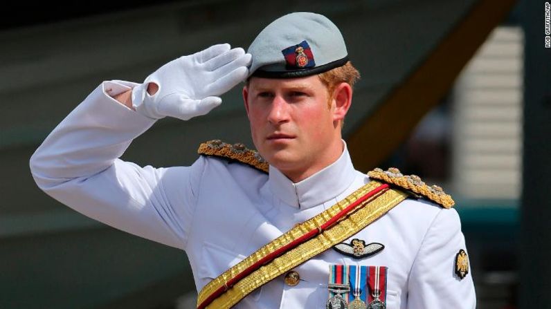 Enrique recibe un saludo de la guardia de honor en la base naval de Garden Island en Sydney en 2013. Rob Griffith/AP