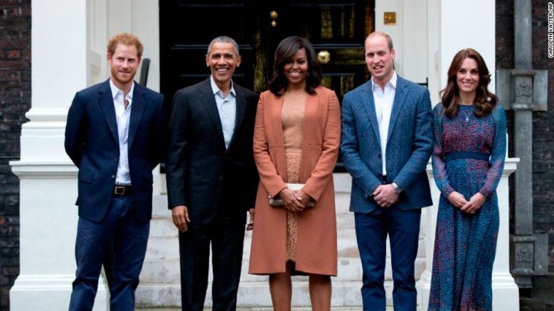 Enrique, Guillermo y Catalina posan con Barack y Michelle Obama en el Palacio Kensington en 2016. Carolyn Kaster/AP