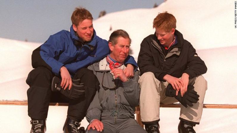 Carlos y sus hijos en un viaje de esquí en 2000. UK Press/Getty Images