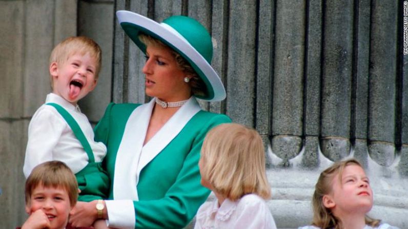 Enrique sorprende a su madre sacando la lengua en el Palacio Buckingham en 1988. Tim Graham/Getty Images