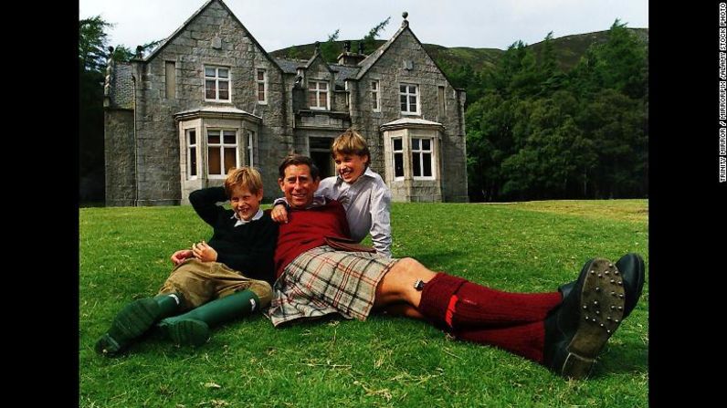 El príncipe Carlos y sus dos hijos frente a una casa de campo cerca de 1990. Trinity Mirror / Mirrorpix /Alamy Stock Photo