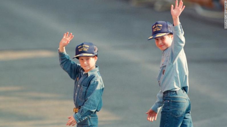 Enrique y Guillermo saludan a las cámaras en un tour en Canadá llevando gorras que les regalaron los miembros de la fragata HMCS Ottawa. Mirrorpix/Getty Images