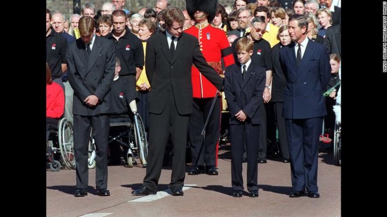 El hermano de la princesa Diana, Earl Spencer, reconforta a Enrique en el funeral de su madre en 1997. David Giles/PA Images/Getty Images