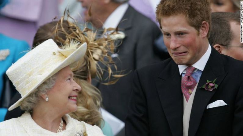 La reina Isabel y Enrique se ríen en la boda del príncipe Carlos. ALASTAIR GRANT/AFP/Getty Images