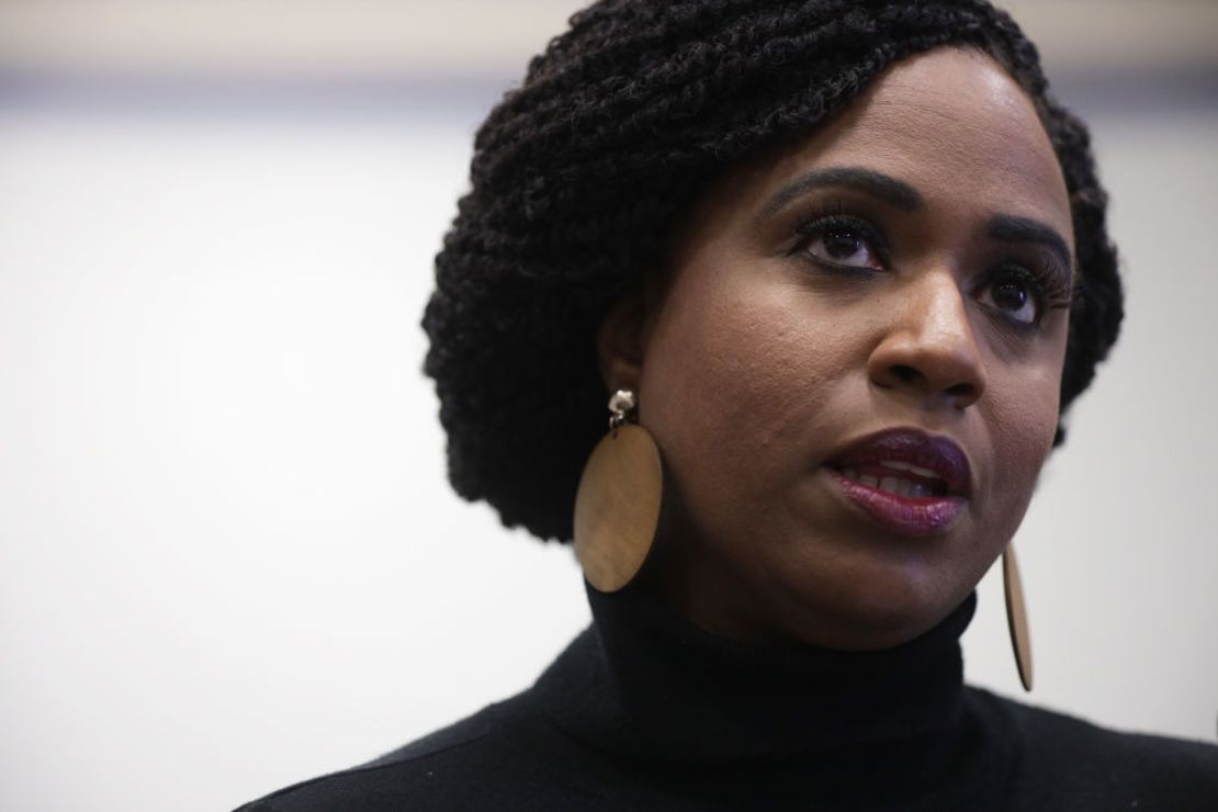 Foto de archivo. Pressley habla en una conferencia de prensa en el Capitolio, en Washington, el 5 de diciembre de 2019. La representante dijo que quiere ser transparente sobre la nueva normalidad de su alopecia.