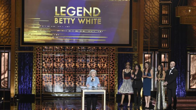 White aceptó el Premio Leyenda en los TV Land Awards en 2015 mientras sus co-estrellas "Hot in Cleveland" miran desde la barrera.