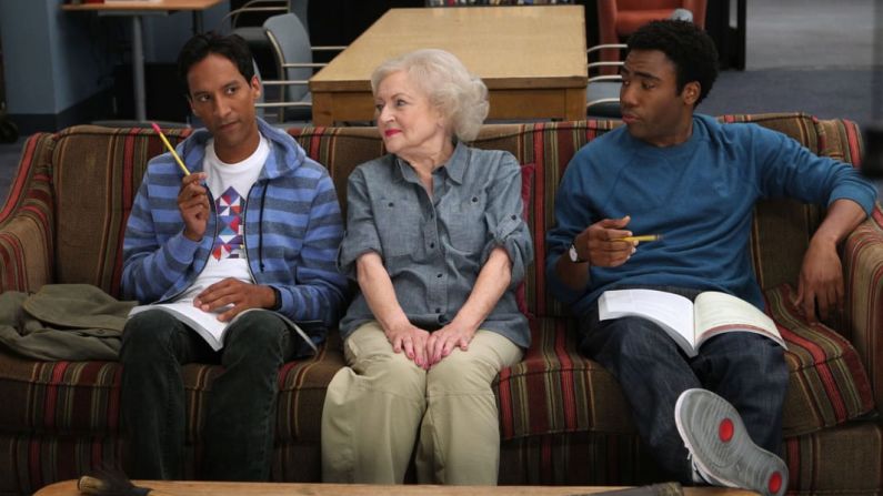 White fue la estrella invitada a la serie "Anthropology 101" en 2010 e interpretó el personaje de una excéntrica profesora. Aquí con Danny Pudi, a la izquierda, y Donald Glover, a la derecha.