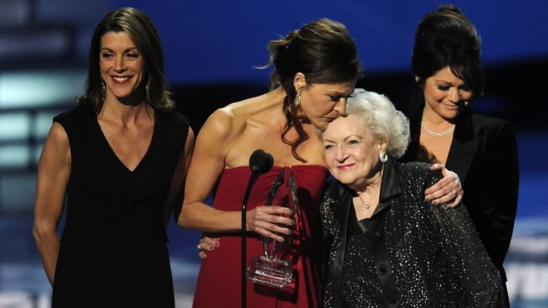 White aparece en esta foto junto une a sus coprotagonistas de "Hot in Cleveland" —de izquierda a derecha Wendie Malick, Jane Leeves y Valerie Bertinelli— para aceptar el premio a Comedia favorita de TV por cable en los People's Choice Awards en 2012.