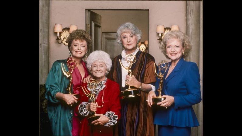 White rechazó el papel de Blanche Devereaux para interpretar a la dulce y un poco tonta Rose Nyland en la larga serie "The Golden Girls", que también protagonizó Rue McClanahan, primera a la izquierda, Estelle Getty y Bea Arthur. White ganó el Emmy a la mejor actriz en una serie de comedia en 1986 y fue nominada otras seis veces, a menudo perdiendo con sus compañeras de reparto.