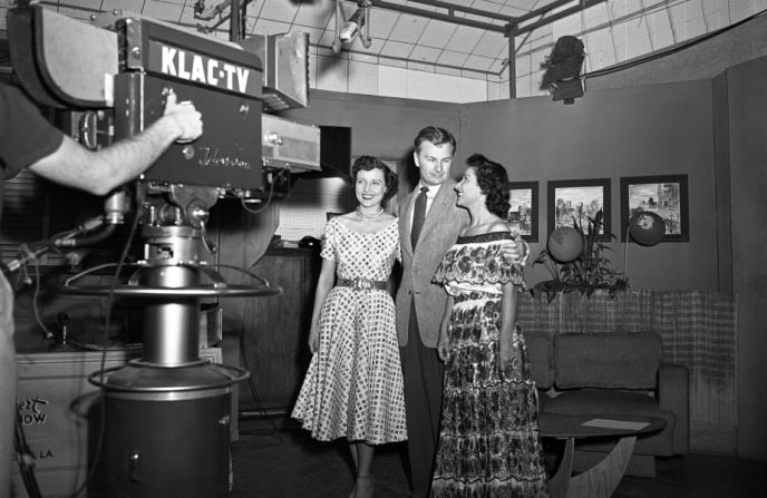 White y el actor Eddie Albert, en el centro, presentan una transmisión de "Hollywood on Television", un programa de entrevistas diarias en vivo en Los Ángeles en 1952.