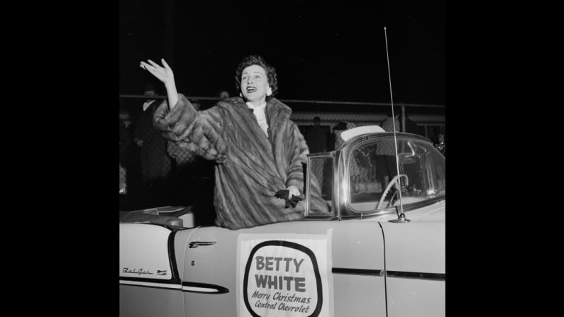 White participó en el desfile de Navidad en Los Ángeles en 1955.