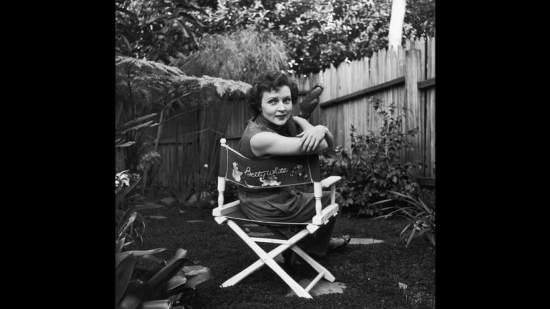 White nació en el suburbio Oak Park de Chicago, Illinois, en 1922. La joven actriz, aquí en 1956, tuvo papeles en programas de radio populares como "This Is Your FBI" y "The Great Gildersleeve" antes de obtener su primer papel televisivo como coanfitriona de "Hollywood on Television" en 1949.