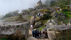 CNNE 760834 - expulsados de peru por danos a machu picchu