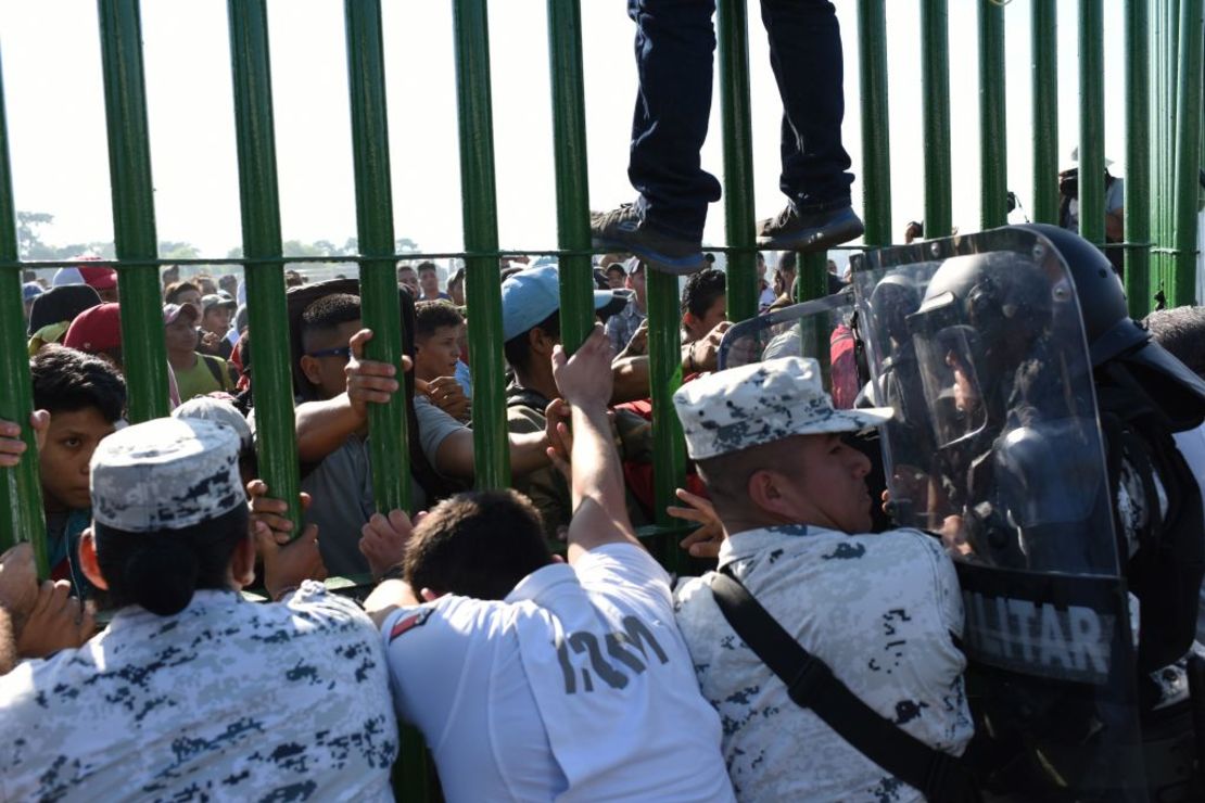 Situación en el puente internacional Rodolfo Robles. Crédito: ISAAC GUZMAN/AFP via Getty Images