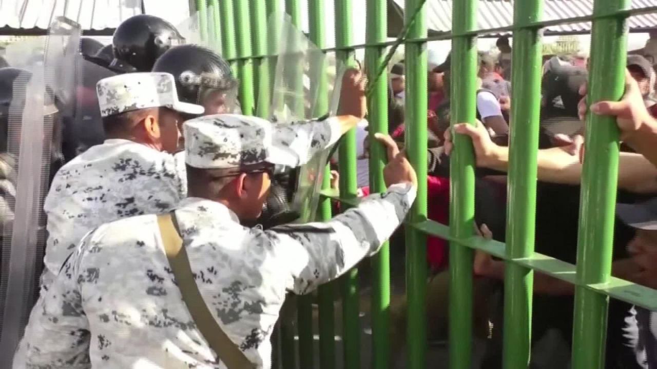 CNNE 761375 - tension con migrantes en la frontera mexico-guatemala