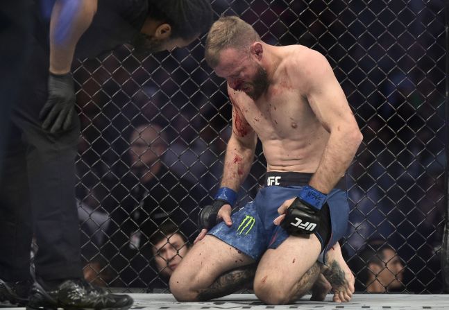 Cerrone reacciona después de su derrota por TKO ante McGregor. Cerrone, el luchador más ganador de todos los tiempos del UFC, cae a 36-14 en su carrera profesional. Chris Unger / Zuffa LLC / a través de Getty Images