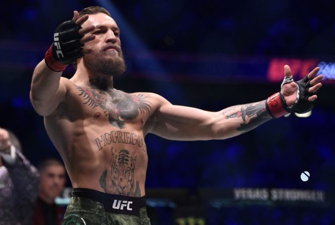 McGregor agradece a la multitud luego de ingresar al octágono. Chris Unger / Zuffa LLC / Zuffa LLC a través de Getty Images