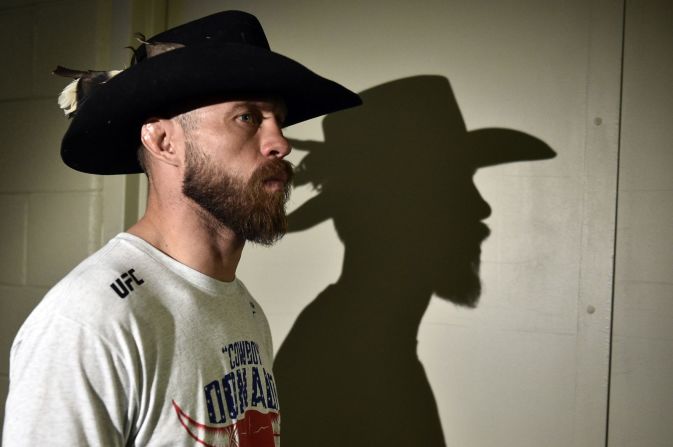 Cerrone se dirige al octágono antes de su pelea de peso welter contra McGregor. Chris Unger / Zuffa LLC a través de Getty Images