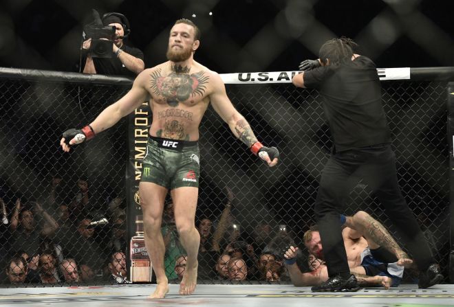 McGregor se aleja después de noquear a Cerrone. Chris Unger / Zuffa LLC a través de Getty Images