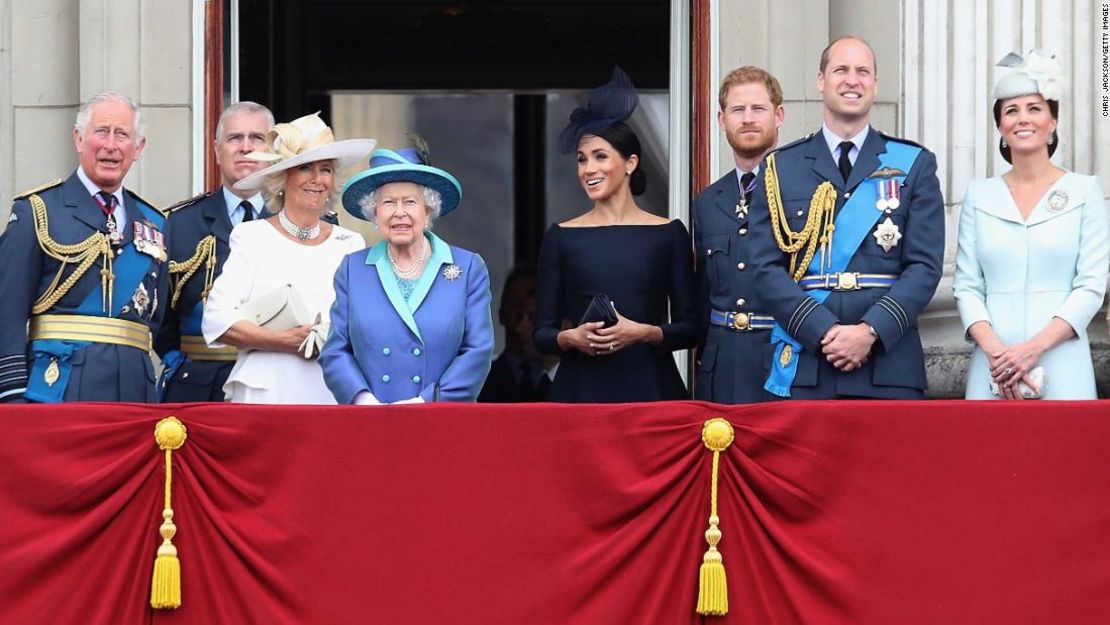 Enrique y Meghan con de la familia real en el balcón del Palacio de Buckingham.