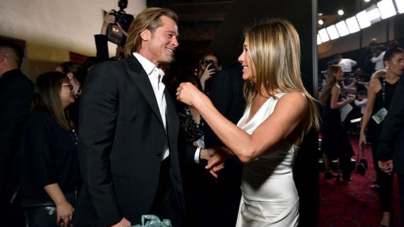 Jennifer Aniston y Brad Pitt compartieron algunas risas durante los SAG Awards.