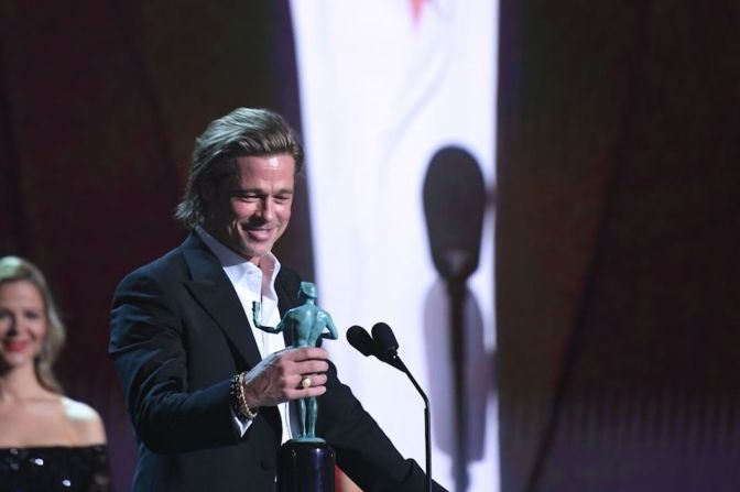 Brad Pitt ganó el premio como mejor actor secundario por su papel en la película "Once Upon a Time... in Hollywood".