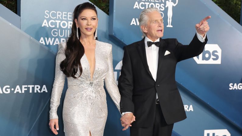 Michael Douglas y Catherine Zeta-Jones caminaron la alfombra gris de los premios SAG este domingo en Los Ángeles.