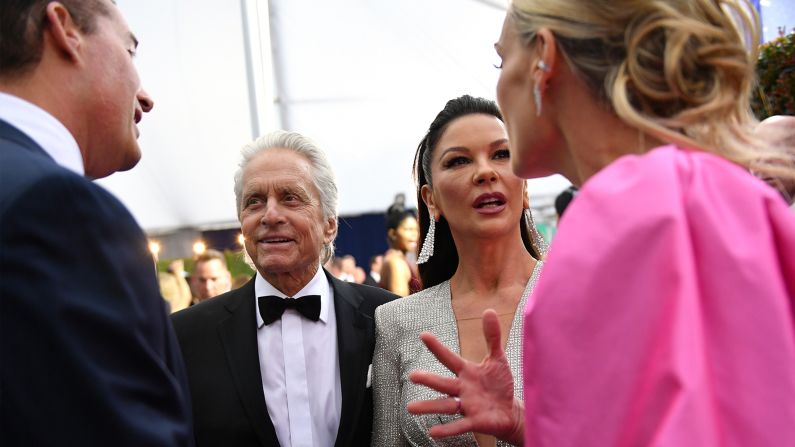 Douglas y Zeta-Jones no perdieron la oportunidad para reencontrarse con conocidos. En esta imagen, la pareja conversa con Scott Stuber, ejecutivo de Netflix, y su esposa, la modelo Molly Sims.