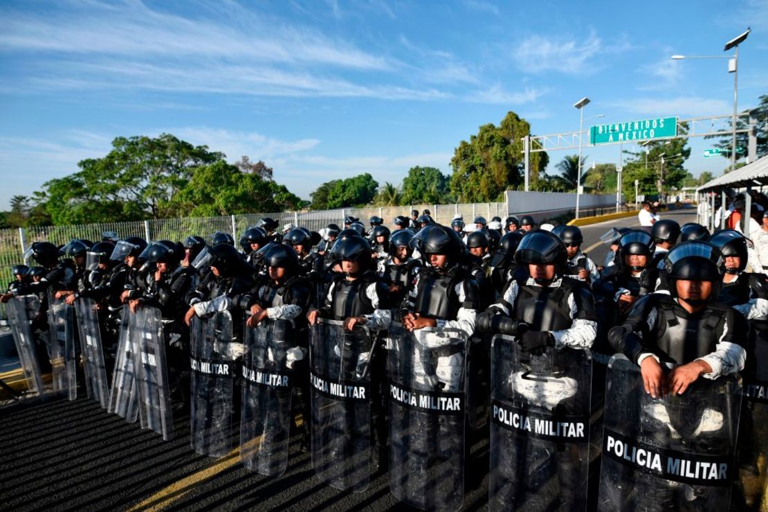 Fuerzas Armadas mexicanas hacen guardia mientras una multitud de migrantes centroamericanos buscan entrar a México a través del puente Internacional Rodolfo Robles.