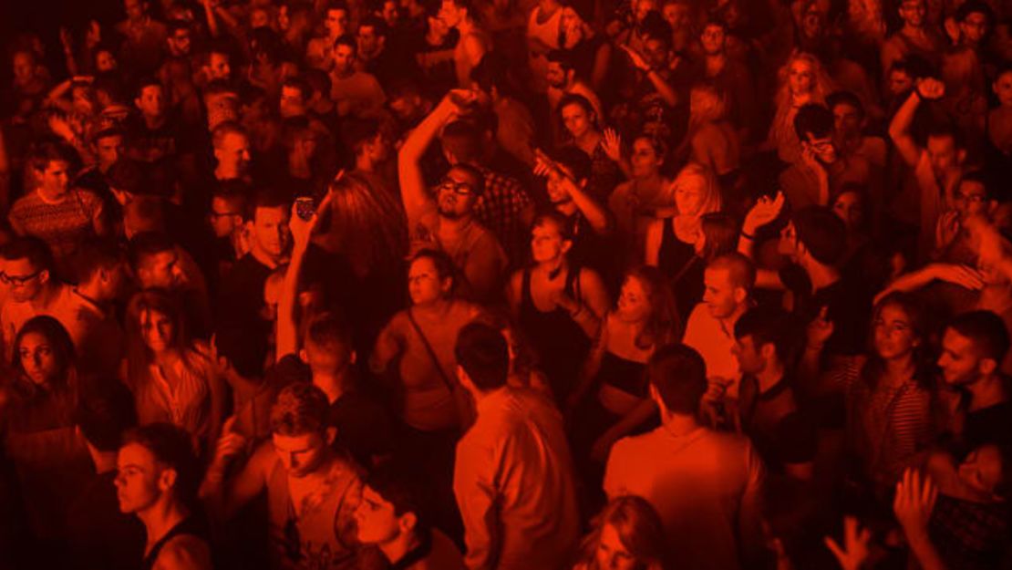Ibiza aloja a DJs de todo el mundo, atrayendo a los fanáticos de la música electrónica.