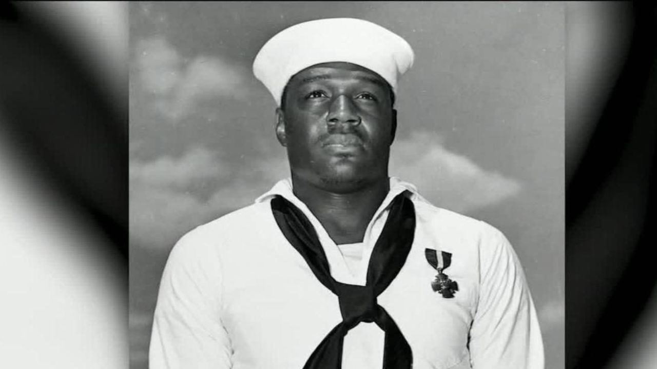 CNNE 762168 - homenaje a heroe militar negro en estados unidos
