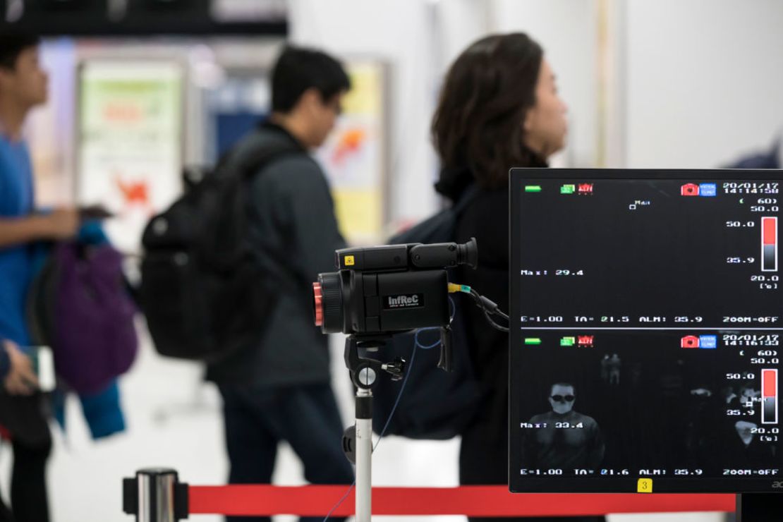 En el aeropuerto de Narita, Japón, instalaron monitores térmicos para revisar la temperatura de los pasajeros.