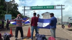 CNNE 762326 - guardia nacional repele a migrantes de nueva caravana