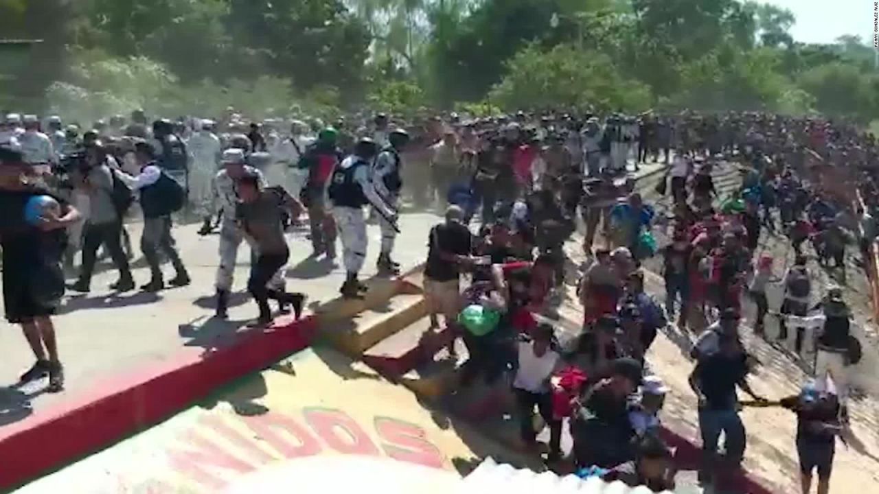 CNNE 762339 - migrantes y guardia nacional se lanzan piedras en frontera