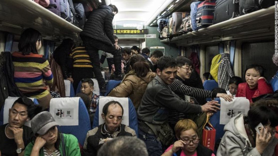 Esta foto tomada el 10 de febrero de 2018 muestra a pasajeros que viajan en un tren lleno de gente durante un viaje de 26 horas de Beijing a Chengdu, antes del Año Nuevo Lunar.