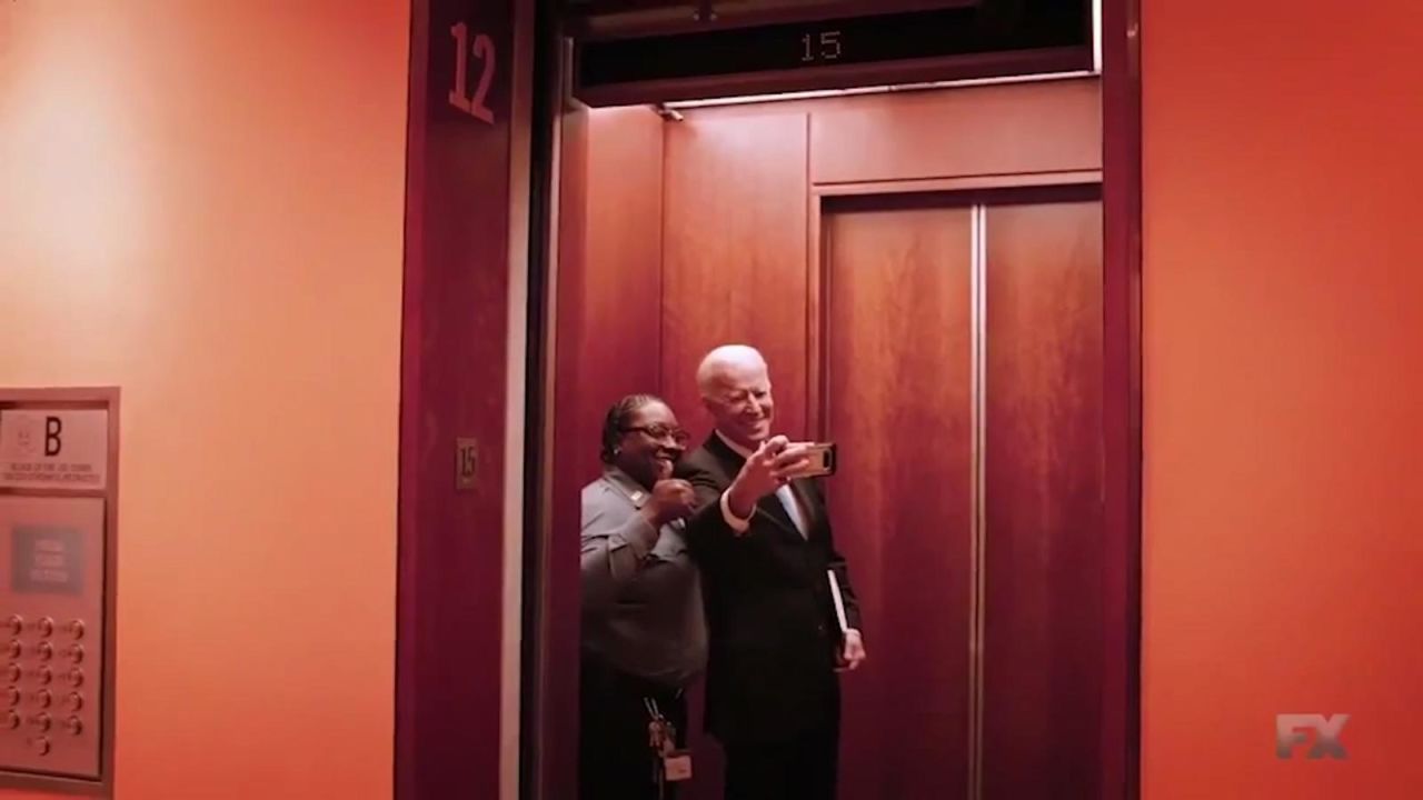 CNNE 762682 - el momento viral de joe biden en un ascensor