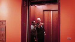 CNNE 762682 - el momento viral de joe biden en un ascensor