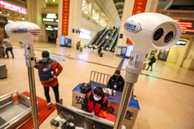 Equipo de escáner térmico en la estación de trenes de Wuhan, China. (Photo by STR / AFP) / China OUT.