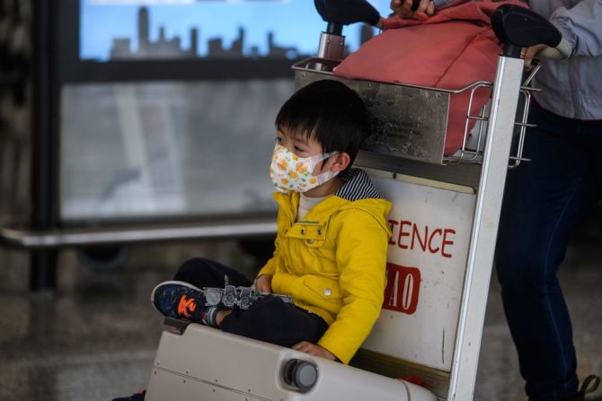 Un niño usa tapabocas en el aeropuerto internacional de Hong Kong. (Photo by Anthony WALLACE / AFP).