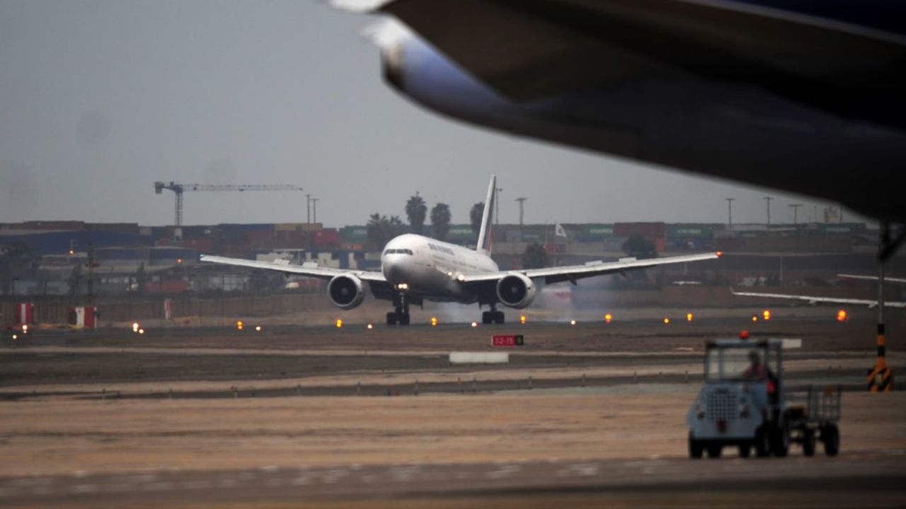 CNNE 763533 - air france's inaugural flight lands at t