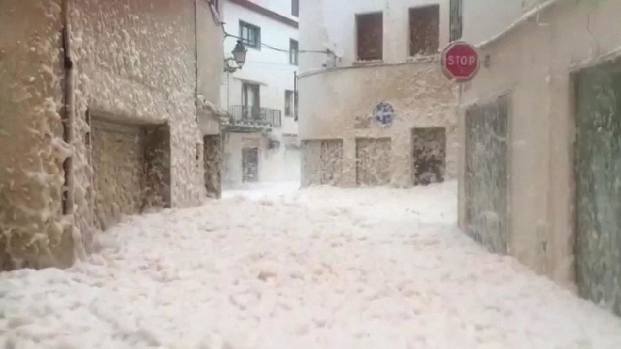 CNNE 763569 - espuma de mar inundo un pueblo en espana